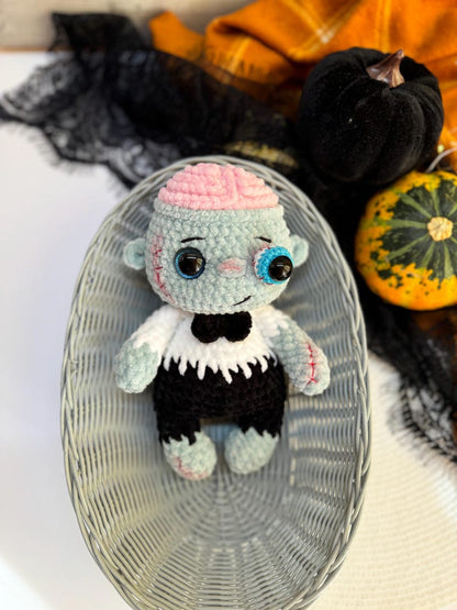 Crochet Zombie Figure, Handmade Halloween Decor, Cute Zombie Character, Spooky Gothic Decoration, Halloween Collectible, Horror Lover Gift