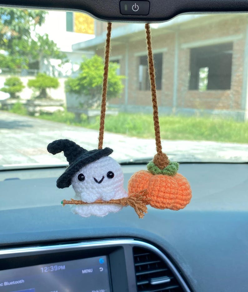 Crochet Ghost Holding Witch Broomstick Car Accessories, Pumpkin Car Accessories, Car Mirror Hanger, Fall Car Ornaments, Halloween Car Decor