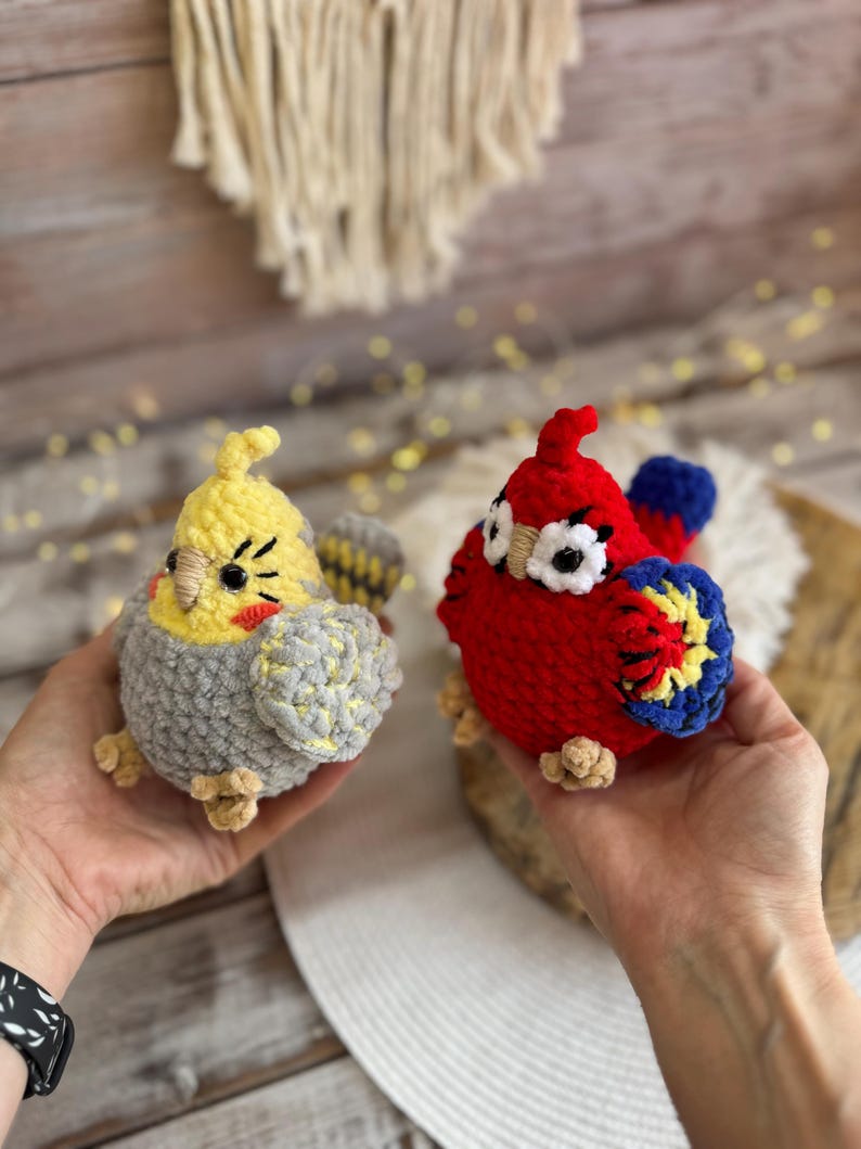 Crochet Parrot Decor, Cockatiel & Scarlet Macaw Keepsake, Handmade Bird Collectible, Parrot Lover Gift, Tropical Shelf Decor