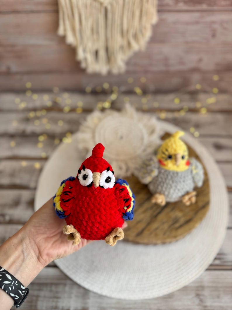 Crochet Parrot Decor, Cockatiel & Scarlet Macaw Keepsake, Handmade Bird Collectible, Parrot Lover Gift, Tropical Shelf Decor