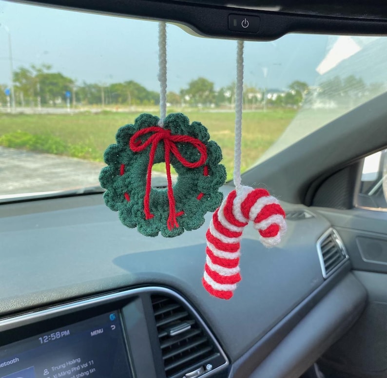 Crochet Mini Wreath Candy Cane Car Charm, Cute Wreath Candy Cane Rear View Mirror Ornament, Christmas Car Decor Accessories, Christmas Gift