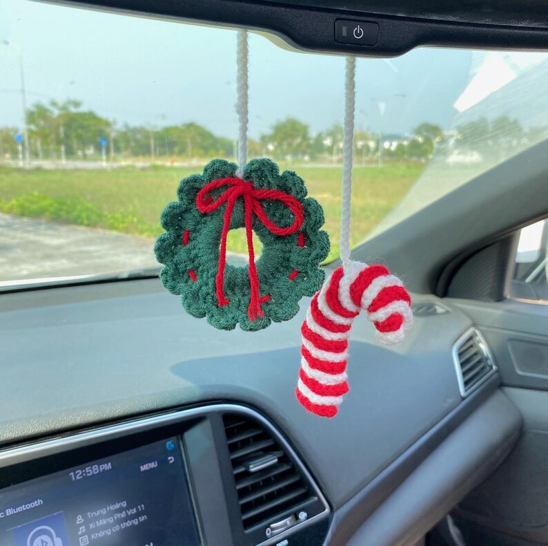 Crochet Mini Wreath Candy Cane Car Charm, Cute Wreath Candy Cane Rear View Mirror Ornament, Christmas Car Decor Accessories, Christmas Gift