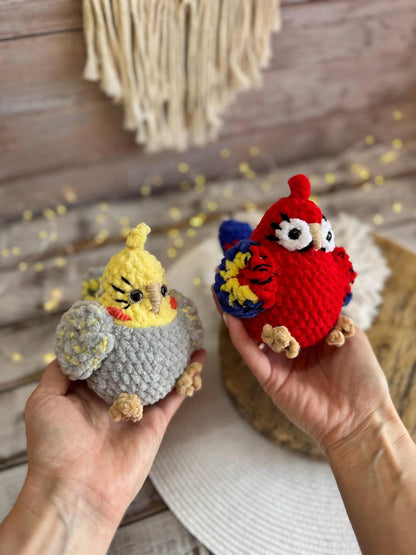 Crochet Parrot Decor, Cockatiel & Scarlet Macaw Keepsake, Handmade Bird Collectible, Parrot Lover Gift, Tropical Shelf Decor
