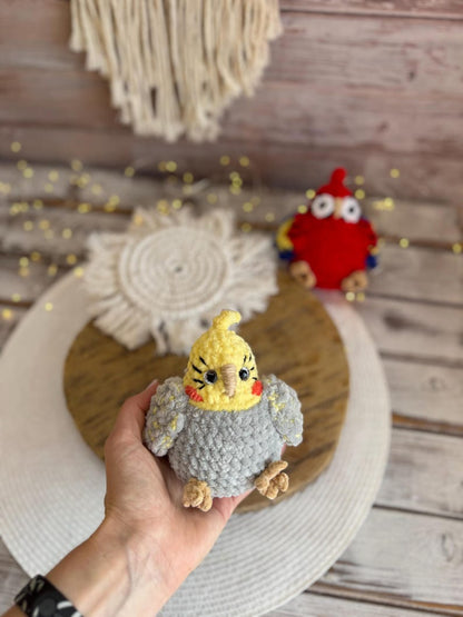 Crochet Parrot Decor, Cockatiel & Scarlet Macaw Keepsake, Handmade Bird Collectible, Parrot Lover Gift, Tropical Shelf Decor