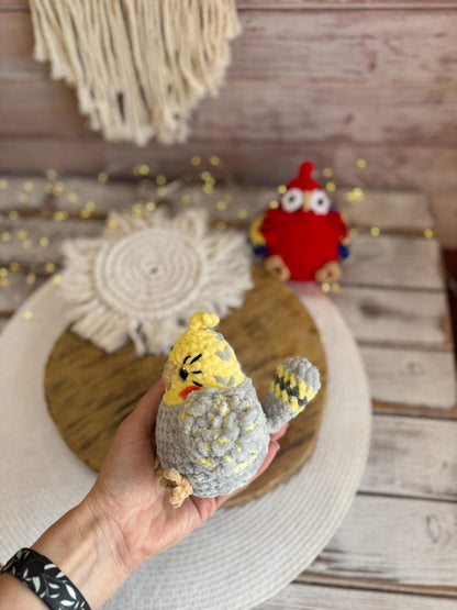 Crochet Parrot Decor, Cockatiel & Scarlet Macaw Keepsake, Handmade Bird Collectible, Parrot Lover Gift, Tropical Shelf Decor