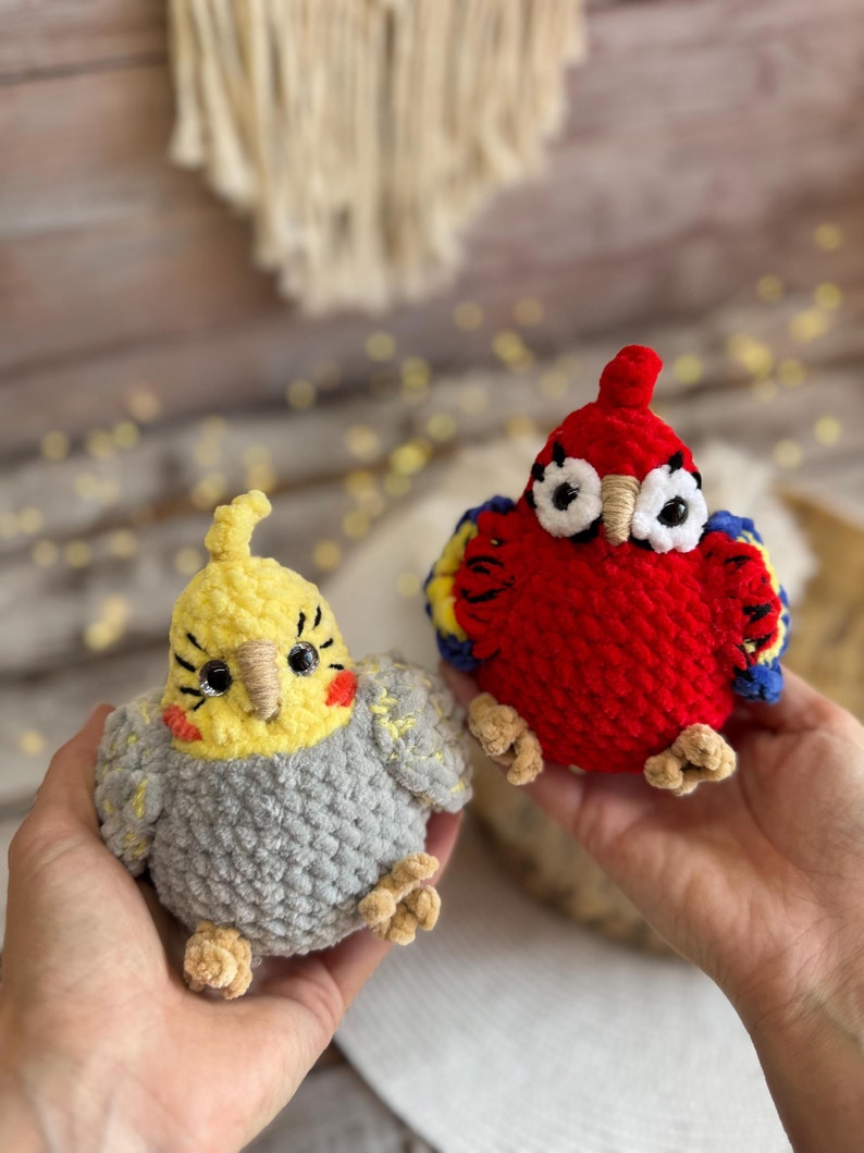 Crochet Parrot Decor, Cockatiel & Scarlet Macaw Keepsake, Handmade Bird Collectible, Parrot Lover Gift, Tropical Shelf Decor
