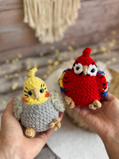 Crochet Parrot Decor, Cockatiel & Scarlet Macaw Keepsake, Handmade Bird Collectible, Parrot Lover Gift, Tropical Shelf Decor
