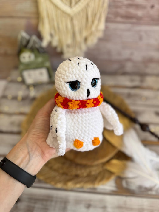 Snowy Owl Decor, Handmade Crochet Owl Ornament, White Owl Decoration, Arctic Bird Collectible, Owl Lover Gift, Shelf Decor