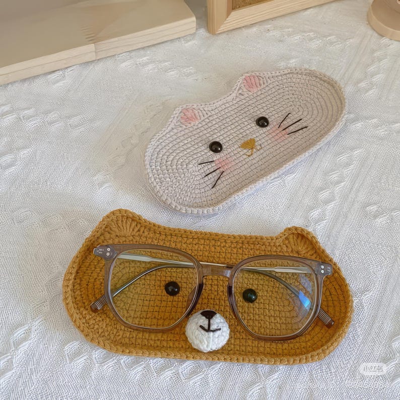 Crochet Bear Glasses Holder: Acrylic Eyeglass Tray
