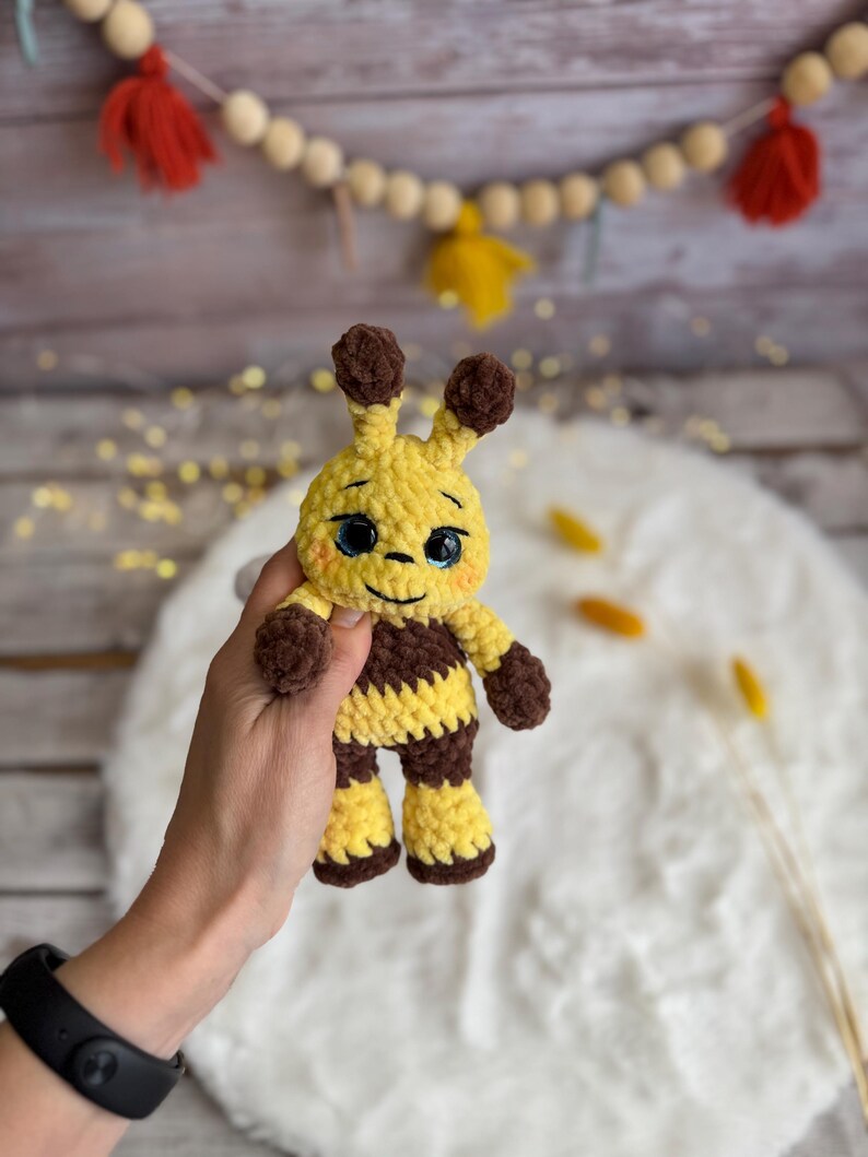 Crochet Honey Bee, Amigurumi Bumble Bee Plush, Beekeeper Gift, Insect Lover Gift, Nature Lover Gift