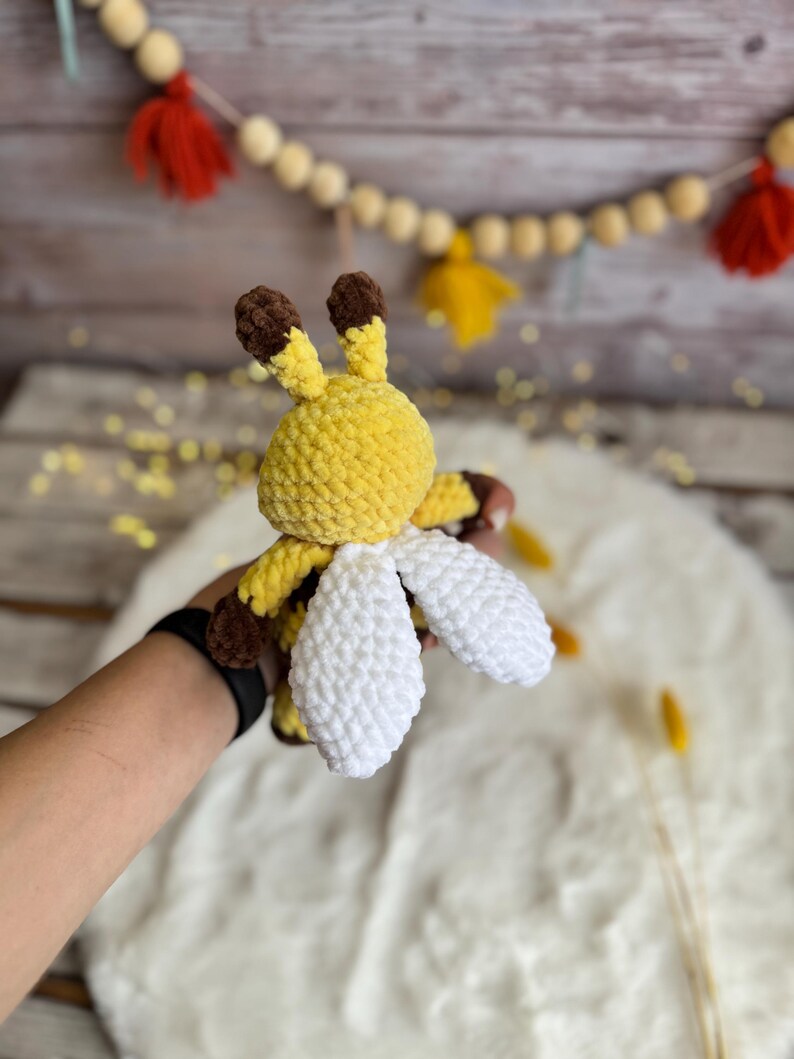 Crochet Honey Bee, Amigurumi Bumble Bee Plush, Beekeeper Gift, Insect Lover Gift, Nature Lover Gift
