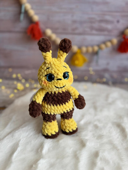 Crochet Honey Bee, Amigurumi Bumble Bee Plush, Beekeeper Gift, Insect Lover Gift, Nature Lover Gift