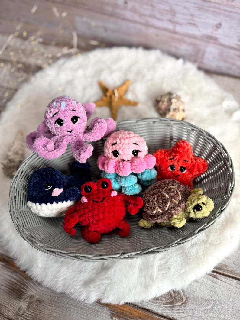 Bright Summer Fish Coin Purse, Crochet Fish Wallet, Beach Vacation Gift, Colorful Ocean Coin Pouch, Handmade Bag Charm, Coastal Accessory