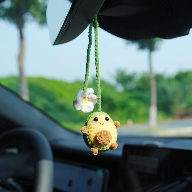 Crochet Avocado Rear View Mirror Charm with Daisy, Cute Car Hanging Ornament, Smiley Fruit Car Decor, Interior Car Accessory for Women/Teens