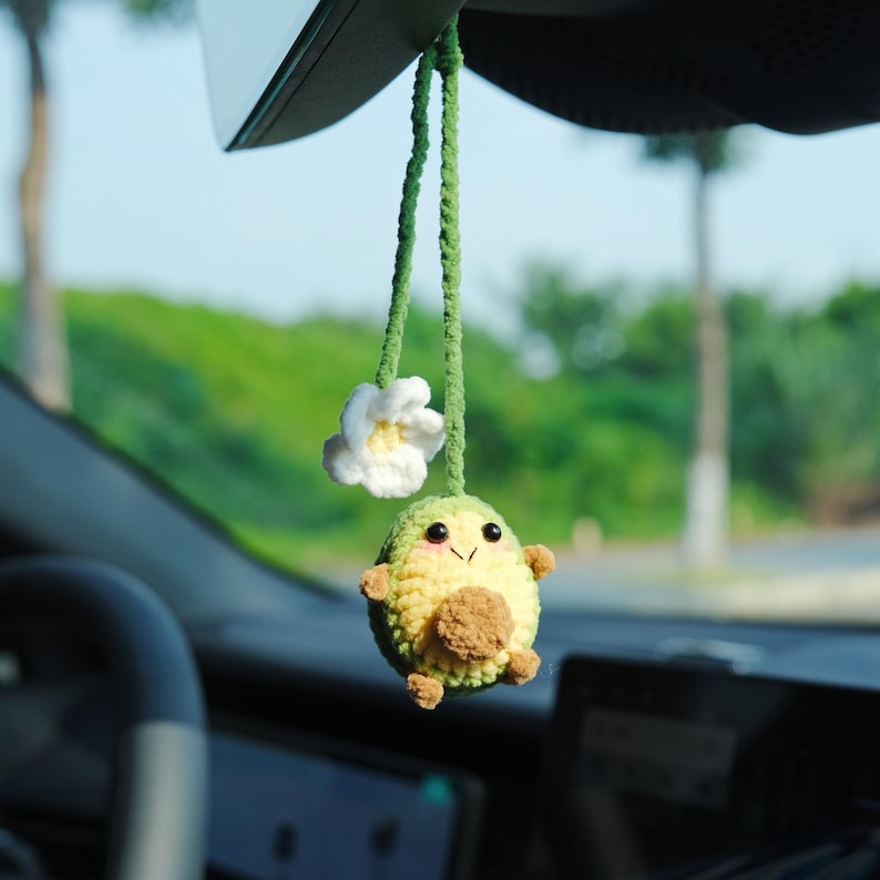 Crochet Avocado Rear View Mirror Charm with Daisy, Cute Car Hanging Ornament, Smiley Fruit Car Decor, Interior Car Accessory for Women/Teens