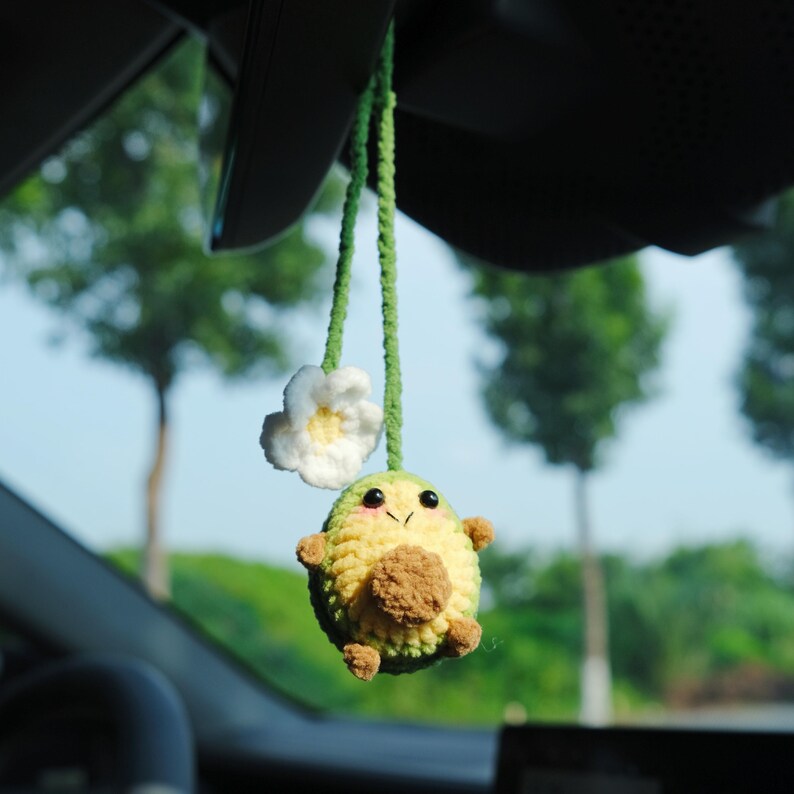 Crochet Avocado Rear View Mirror Charm with Daisy, Cute Car Hanging Ornament, Smiley Fruit Car Decor, Interior Car Accessory for Women/Teens