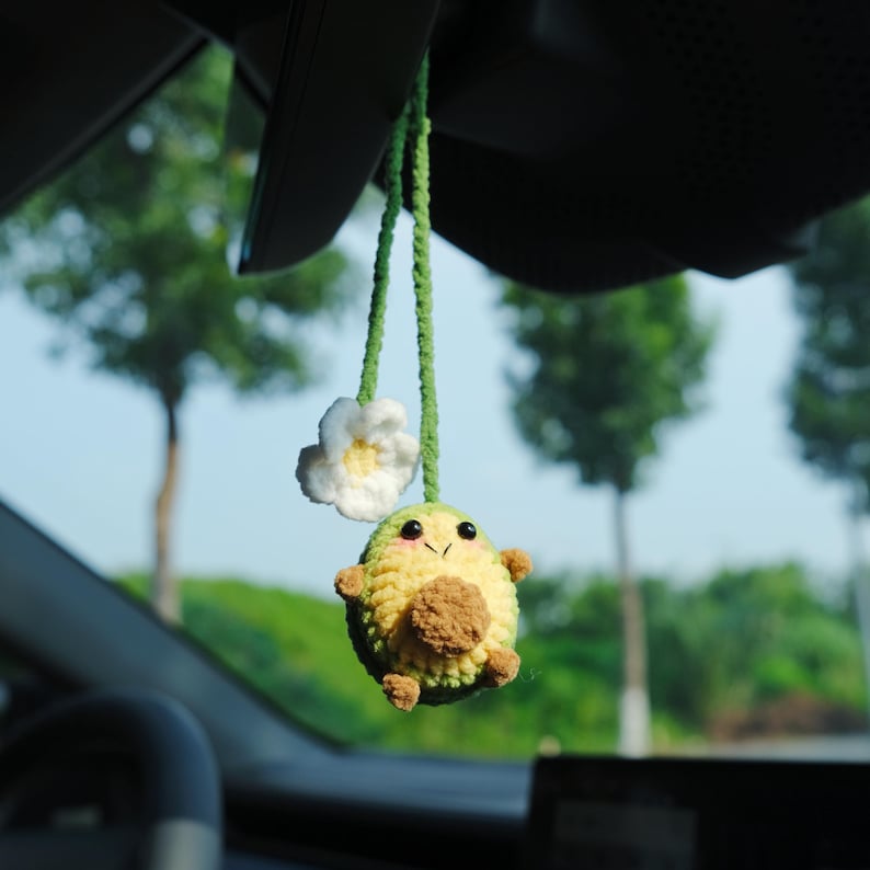 Crochet Avocado Rear View Mirror Charm with Daisy, Cute Car Hanging Ornament, Smiley Fruit Car Decor, Interior Car Accessory for Women/Teens