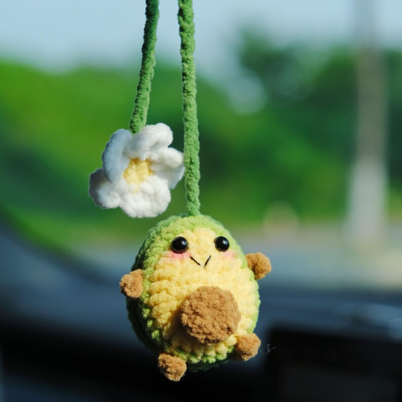 Crochet Avocado Rear View Mirror Charm with Daisy, Cute Car Hanging Ornament, Smiley Fruit Car Decor, Interior Car Accessory for Women/Teens