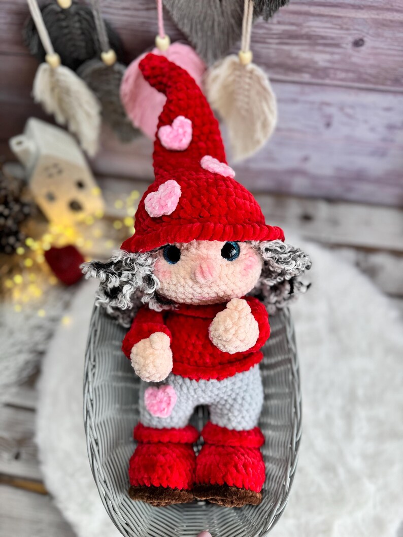 Valentine Gnome Decor, Crochet Love Gnome with Hearts, Handmade Romantic Keepsake, Valentine’s Day Decor, Anniversary Gift