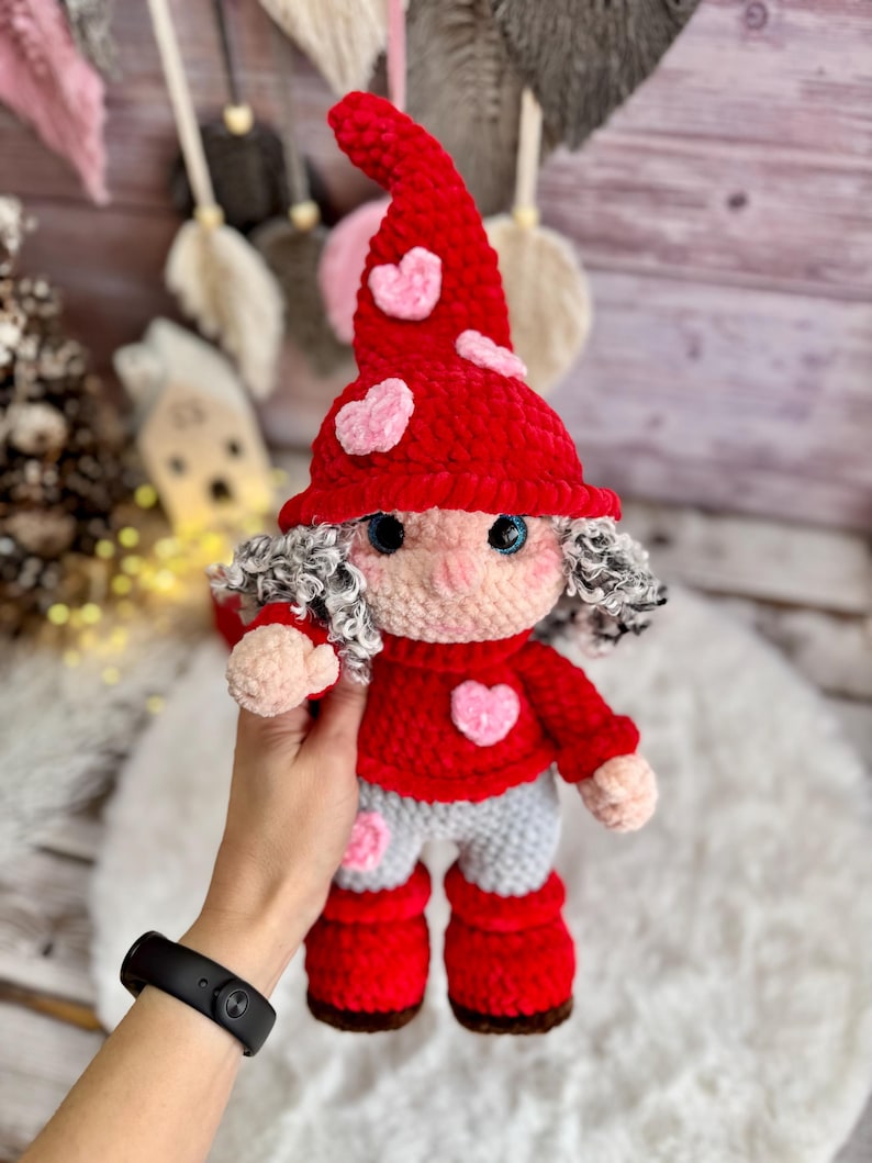 Valentine Gnome Decor, Crochet Love Gnome with Hearts, Handmade Romantic Keepsake, Valentine’s Day Decor, Anniversary Gift