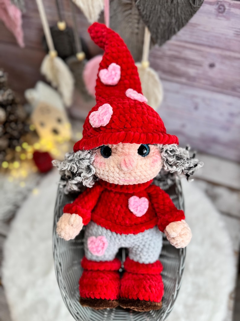 Valentine Gnome Decor, Crochet Love Gnome with Hearts, Handmade Romantic Keepsake, Valentine’s Day Decor, Anniversary Gift