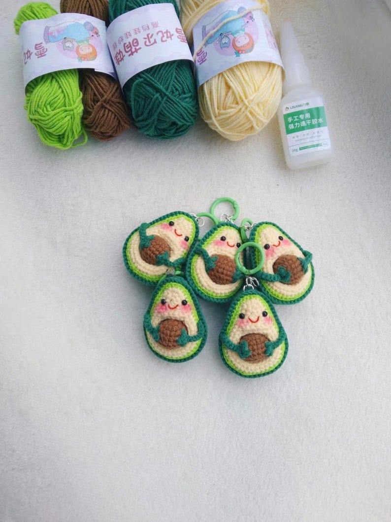 Crochet Avocado Keychain – Cute Amigurumi Avocado Plush – Handmade Food Keyring – Kawaii Bag Charm – Avocado Lover Gift, Crochet Fruit