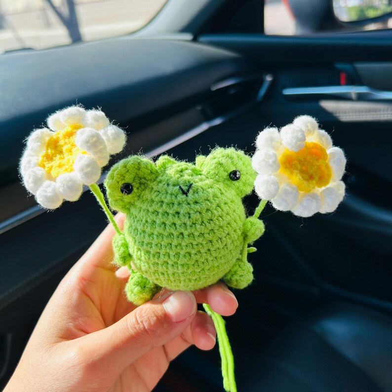 Crochet Frog Car Hanging Ornament with Daisy Flowers, Handmade Rearview Mirror Charm, Cute Car Decor Gift