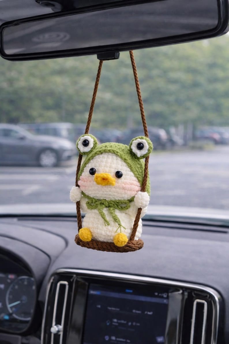 Handmade Duck Wearing Frog Costume Crochet Car Hanging, Swinging Duck Car Mirror Charm, Cute Duckling Ornament, New Car Decor Gift