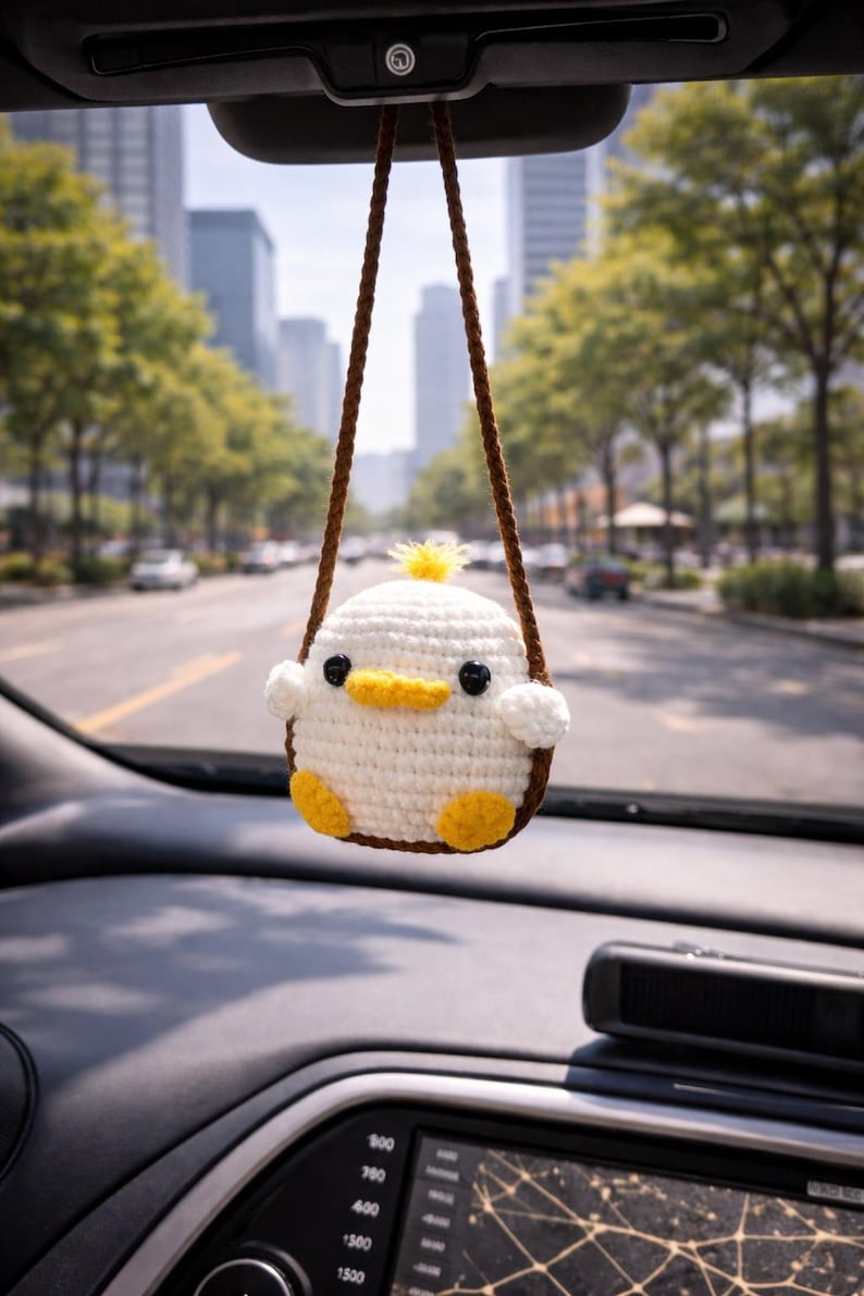 Handmade Duck Wearing Frog Costume Crochet Car Hanging, Swinging Duck Car Mirror Charm, Cute Duckling Ornament, New Car Decor Gift