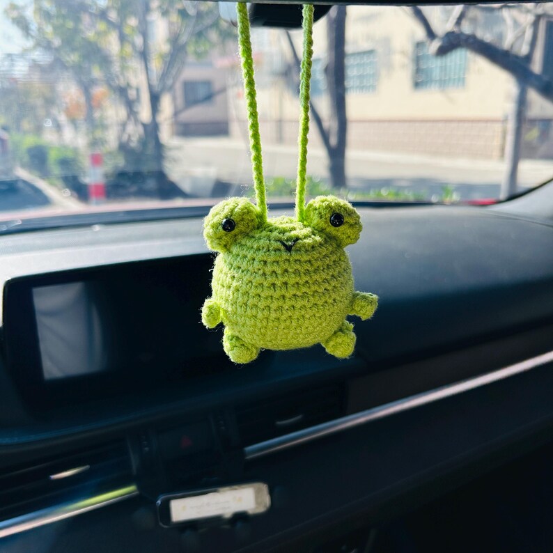 Crochet Frog Car Hanging Ornament with Daisy Flowers, Handmade Rearview Mirror Charm, Cute Car Decor Gift
