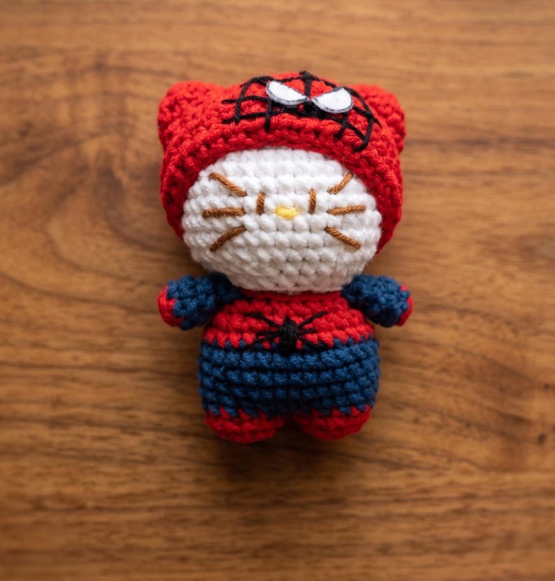 Spider Cat Crochet Keychain – Handmade Amigurumi Kitty Bag Charm, Cute Gift for Her, Cute Backpack Accessory