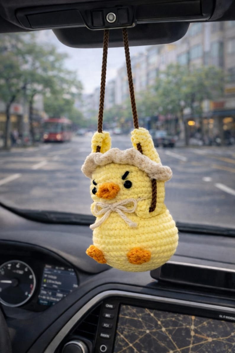 Handmade Duck Wearing Frog Costume Crochet Car Hanging, Swinging Duck Car Mirror Charm, Cute Duckling Ornament, New Car Decor Gift