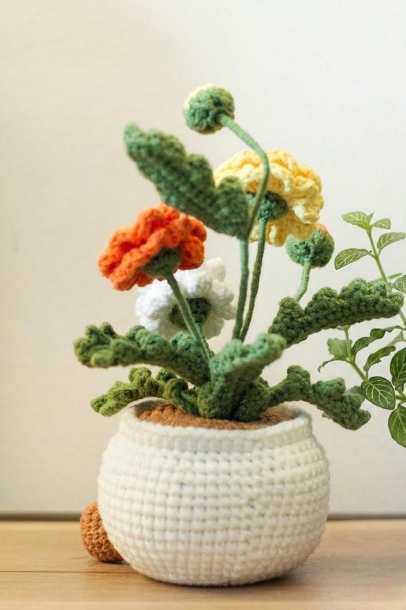Crochet Flower Pot Amigurumi 25cm – Cute Smiling Plant Decor – Handmade Yarn Flowers – Kawaii Desk Decor – Gift for Her