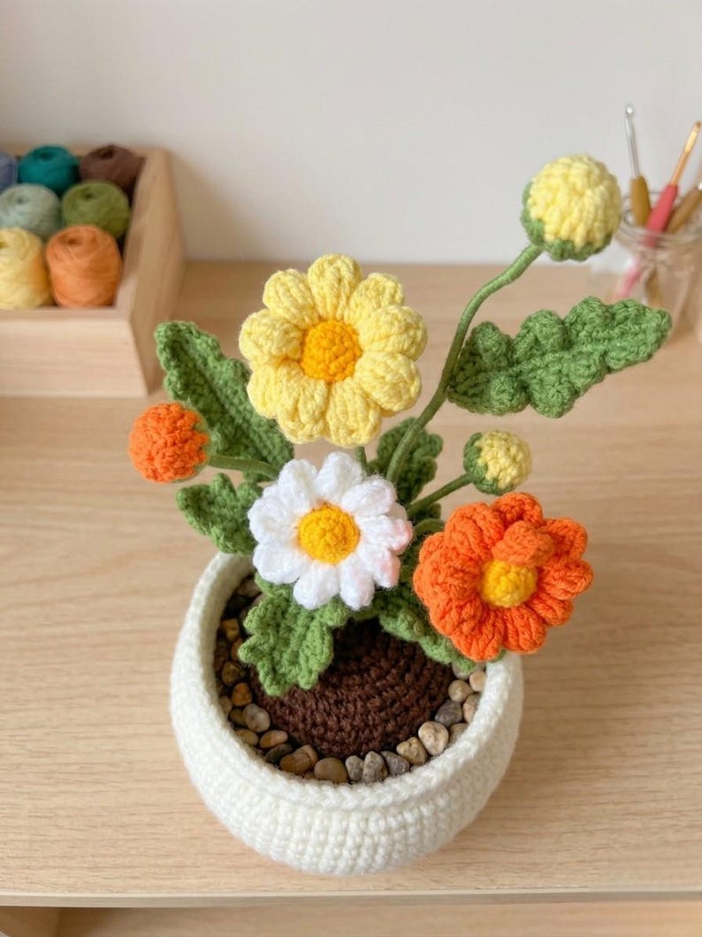 Crochet Flower Pot Amigurumi 25cm – Cute Smiling Plant Decor – Handmade Yarn Flowers – Kawaii Desk Decor – Gift for Her