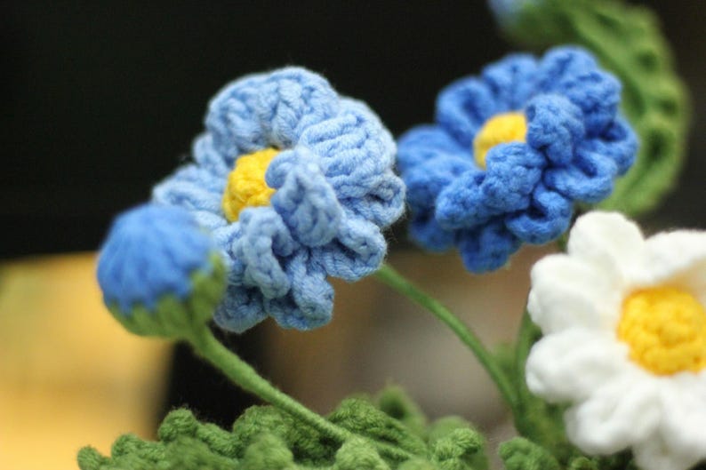 Cute Crochet Flower Pot – Kawaii Amigurumi Plant 25cm – Smiling Desk Decor – Handmade Gift Idea