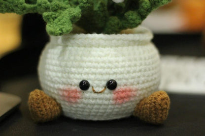 Cute Crochet Flower Pot – Kawaii Amigurumi Plant 25cm – Smiling Desk Decor – Handmade Gift Idea