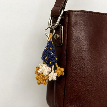 Artisan crafted stellar charms, handbag packing adornments, keyring trinkets, imaginative fiber statuettes, Yuletide indoor accents