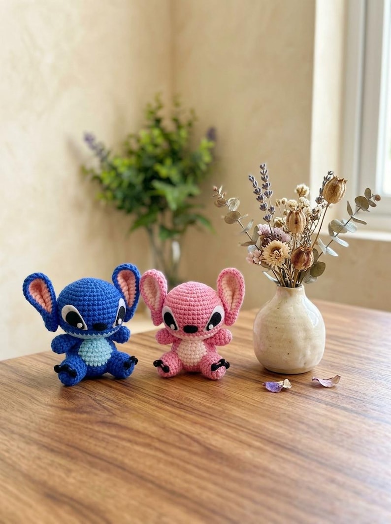 Cute Character Crochet Doll – Blue & Pink Amigurumi Plush – Handmade Kawaii Toy – Cartoon Inspired Gift – Couple Plush Set