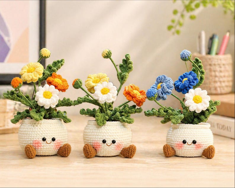 Cute Crochet Flower Pot – Kawaii Amigurumi Plant 25cm – Smiling Desk Decor – Handmade Gift Idea