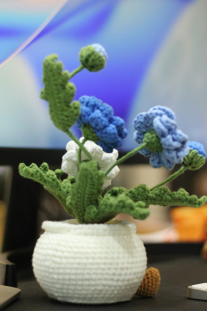 Cute Crochet Flower Pot – Kawaii Amigurumi Plant 25cm – Smiling Desk Decor – Handmade Gift Idea