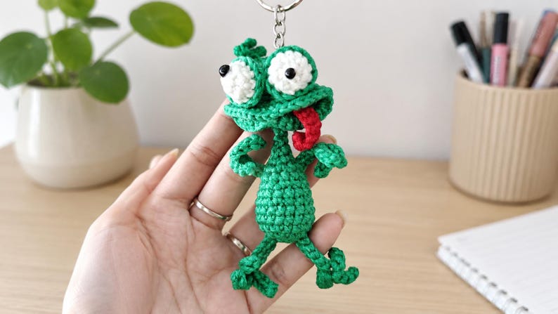 Crochet Lizard Coaster Mug Rug – Handmade Amigurumi Animal Cup Holder, Funny Green Reptile Coaster Desk Decor, Cute Handmade Drink Mat