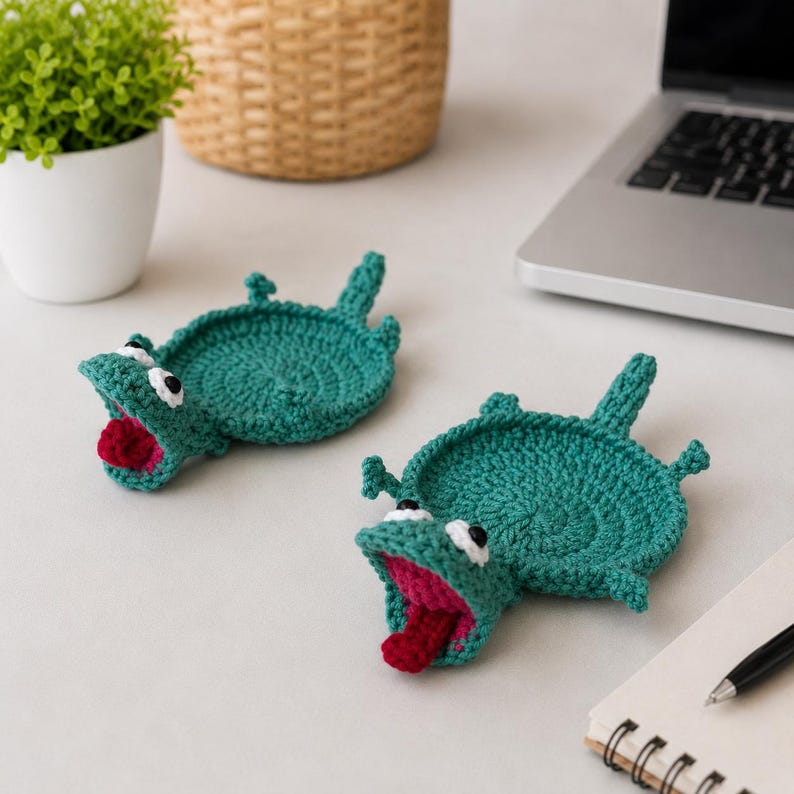 Crochet Lizard Coaster Mug Rug – Handmade Amigurumi Animal Cup Holder, Funny Green Reptile Coaster Desk Decor, Cute Handmade Drink Mat