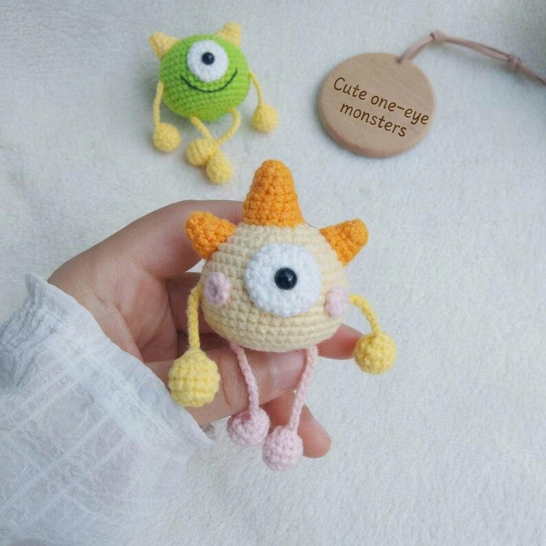 Cute Monster Crochet Keychain, One Eyed Amigurumi Monster Charm, Kawaii Cyclops Plush Keyring, Handmade Alien Bag Charm, Funny Crochet Gift