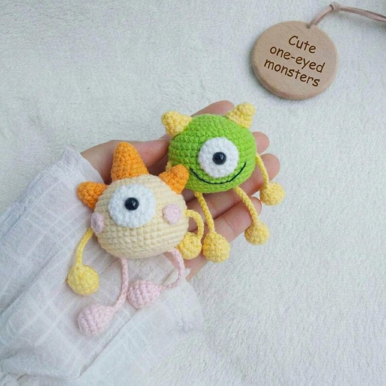 Cute Monster Crochet Keychain, One Eyed Amigurumi Monster Charm, Kawaii Cyclops Plush Keyring, Handmade Alien Bag Charm, Funny Crochet Gift