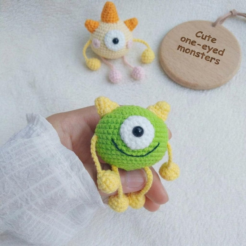 Cute Monster Crochet Keychain, One Eyed Amigurumi Monster Charm, Kawaii Cyclops Plush Keyring, Handmade Alien Bag Charm, Funny Crochet Gift
