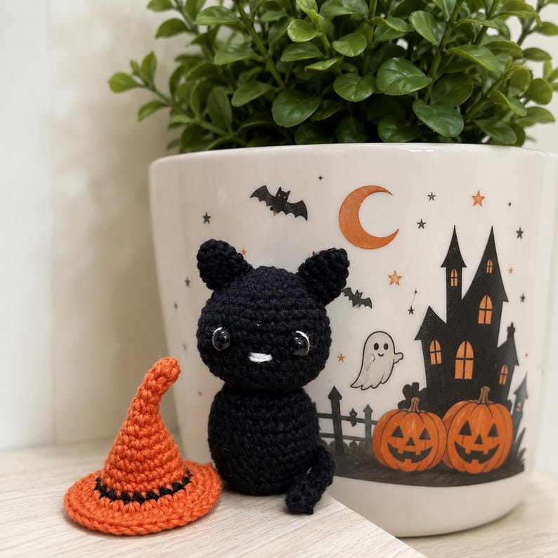 Black Cat Witch Hat Crochet Keychain | Amigurumi Cat Bag Charm, Spooky Halloween Gift