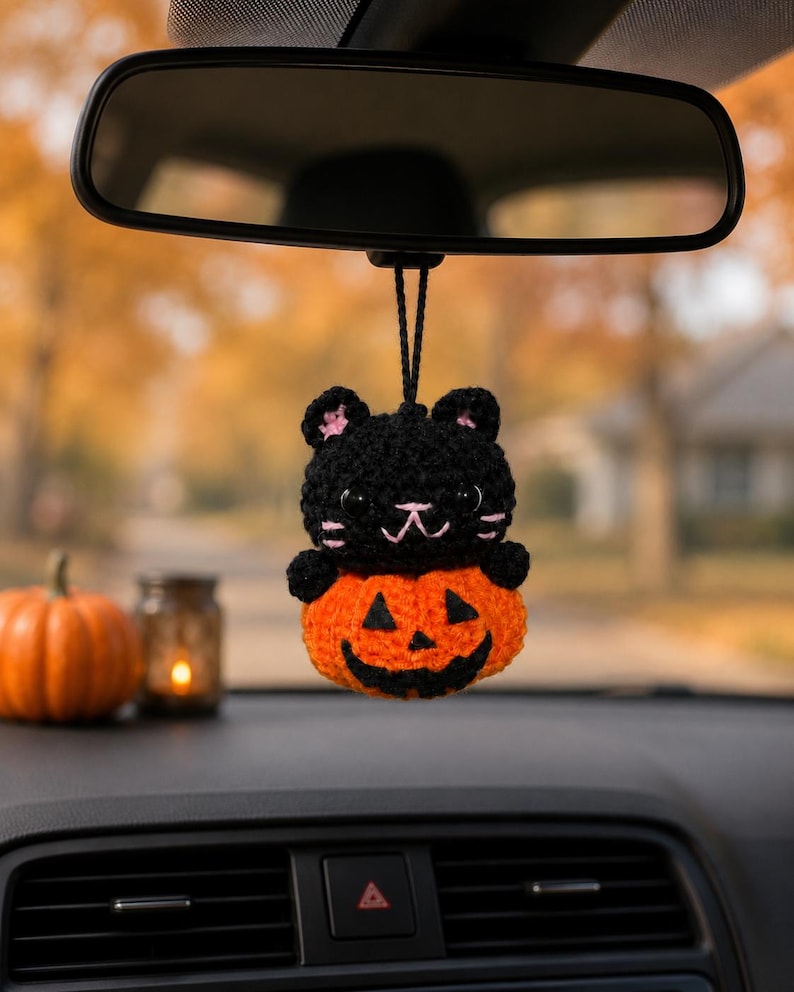 Crochet Black Cat Pumpkin Car Hanging – Cute Halloween Amigurumi Rearview Mirror Charm, Spooky Car Decor, Handmade Cat Lover Gift