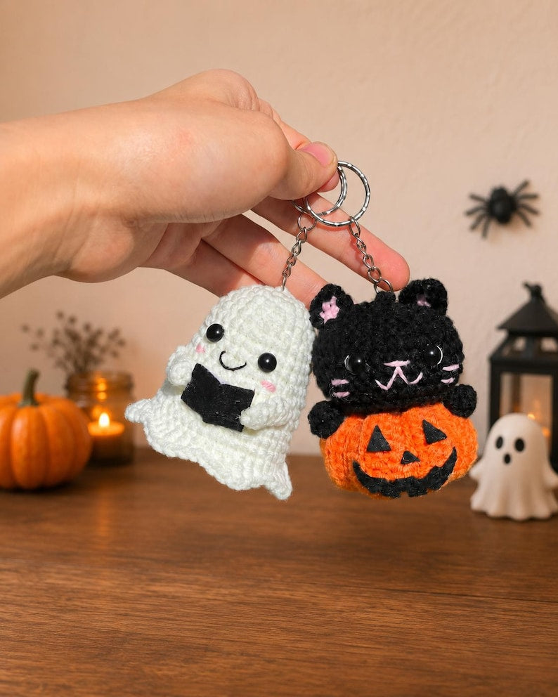 Crochet Black Cat Pumpkin Car Hanging – Cute Halloween Amigurumi Rearview Mirror Charm, Spooky Car Decor, Handmade Cat Lover Gift