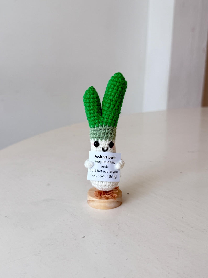 Funny Positive Leek, Knitted Leek Toy With Positive Card, Cute Wool Inspirational Leek Crochet Vegetable Doll Cheer Up Gifts