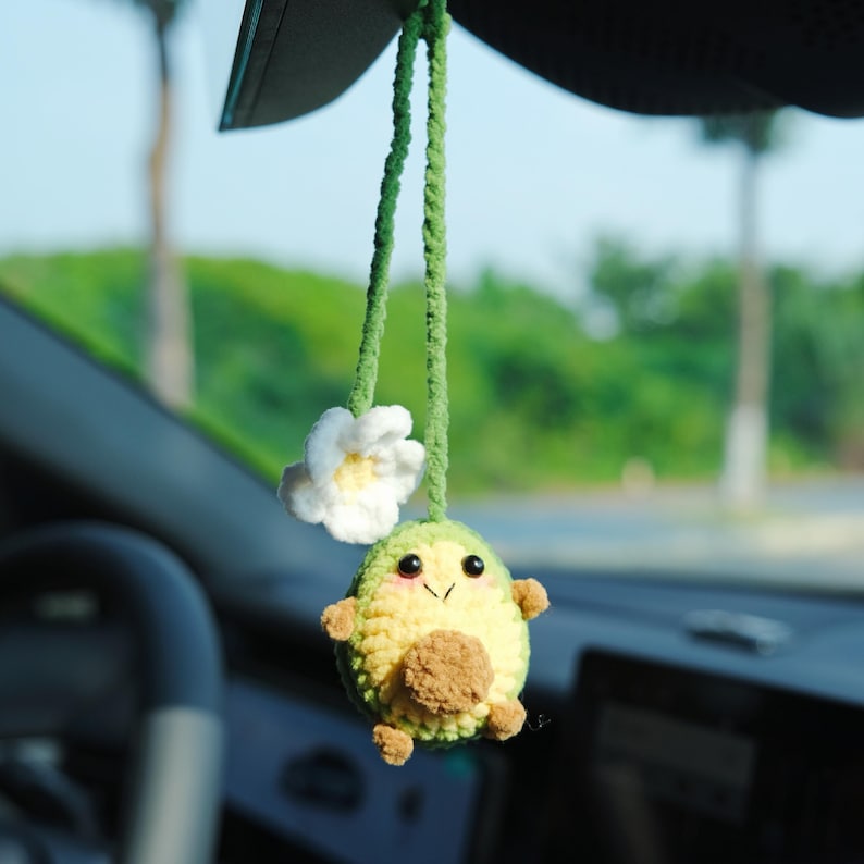 Crochet Avocado Rear View Mirror Charm with Daisy, Cute Car Hanging Ornament, Smiley Fruit Car Decor, Interior Car Accessory for Women/Teens